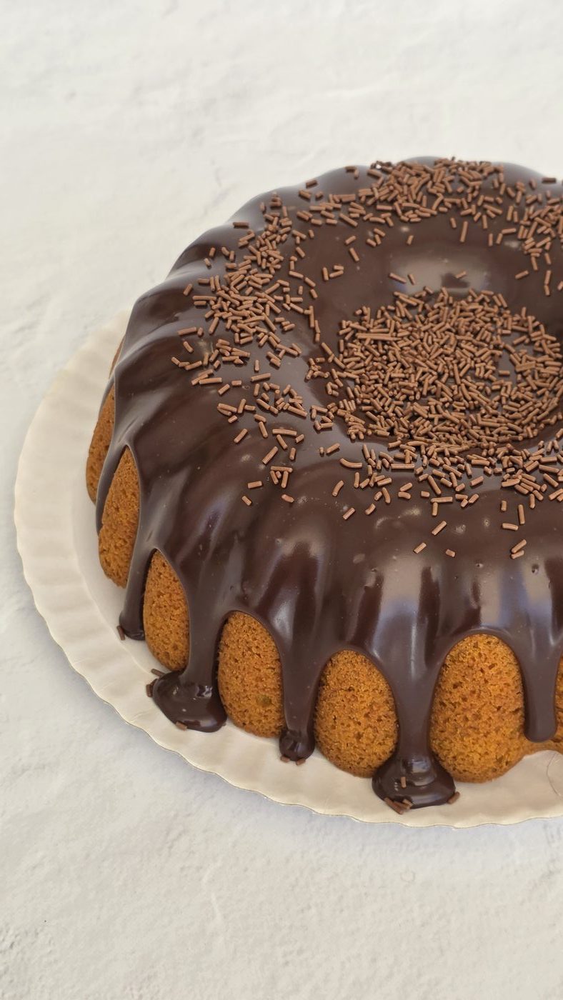 Bolo de Cenoura com Chocolate — Aires Patisserie, Alcochete